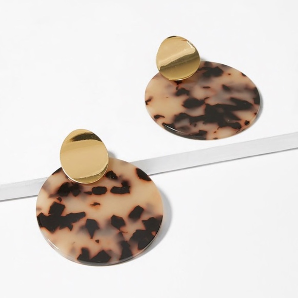 ⭐️3/$30 | Acrylic Tortoise Shell Gold Drop Earrings - Picture 4 of 4